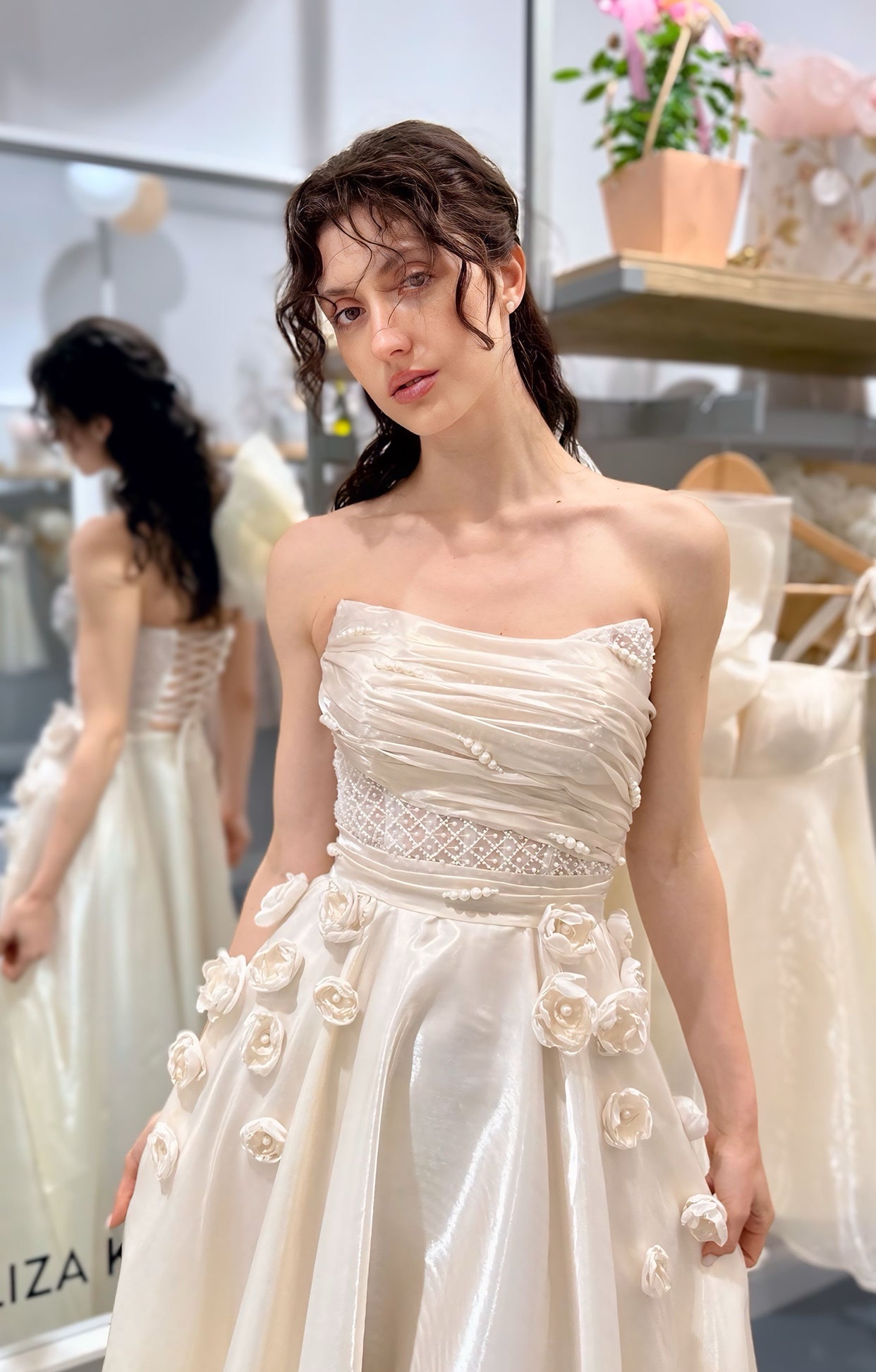 Бяла официална рокля с ръчно нашити цветя, идеална за артистична булчинска рокля.