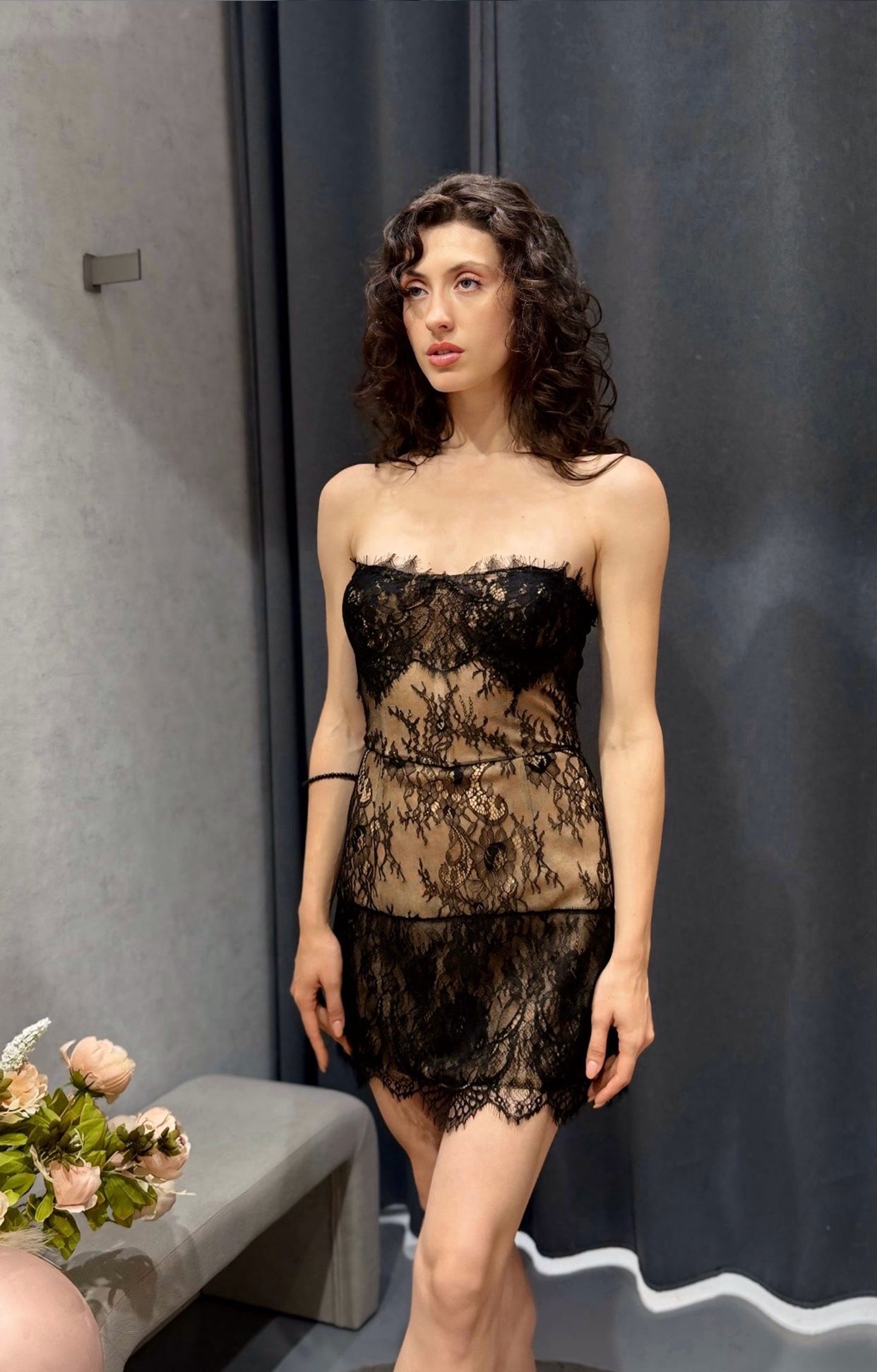 Коктейлна къса официална рокля, с красива френска дантела. Подходяща и за абитуриентска рокля за по-самоуверените дами.