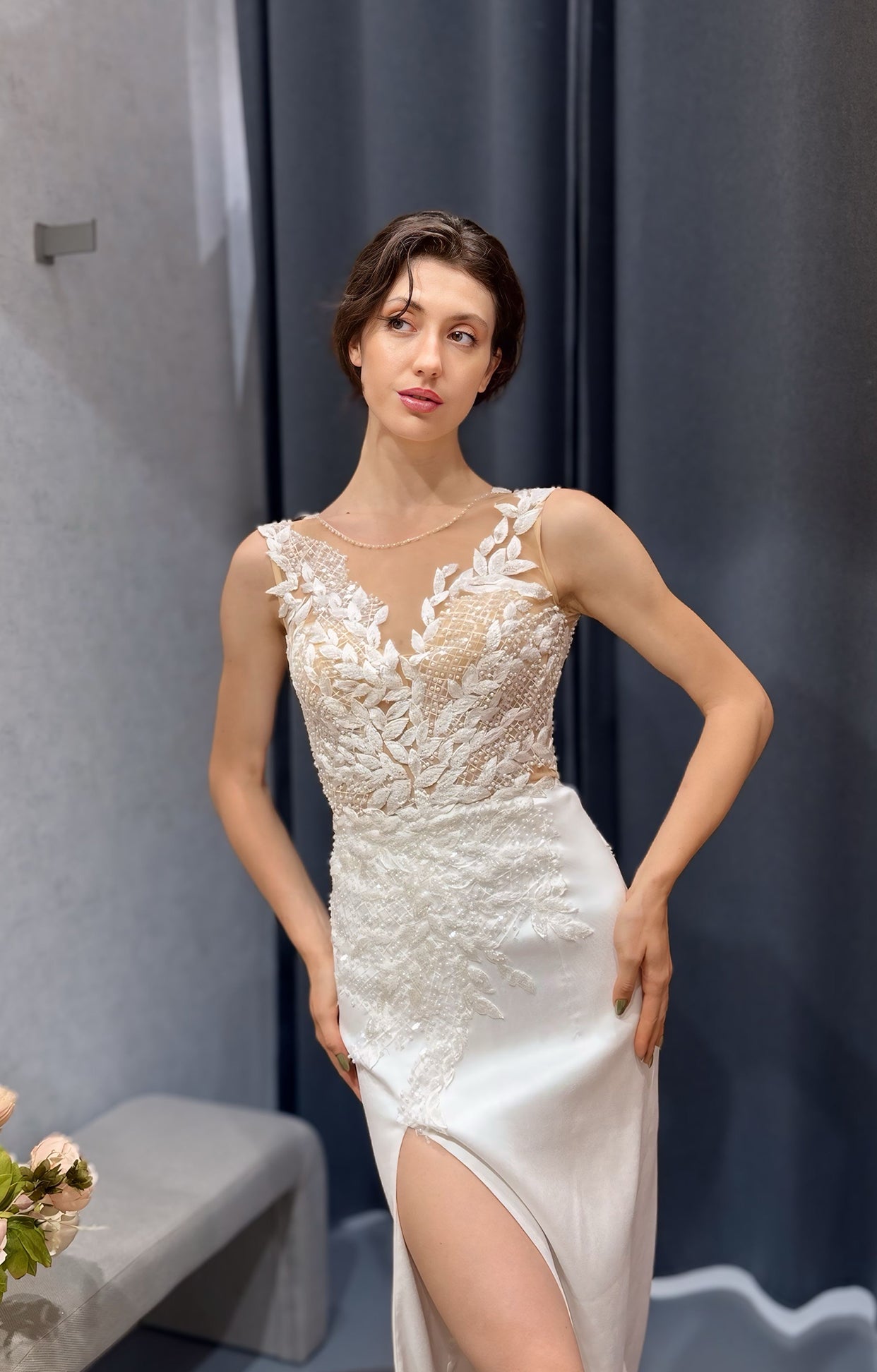 Бяла фициална рокля с права цепка. Перфектната булчинска рокля за всяка дама.