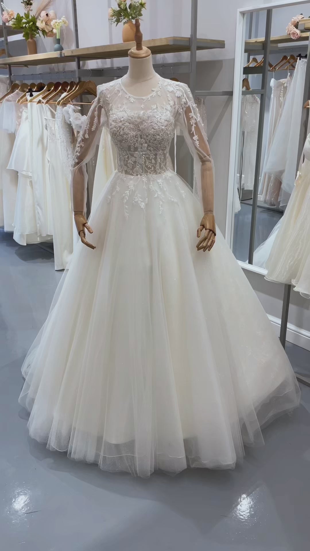 Обемна официална рокля, подходяща за дамите, които търсят принцеска булчинска рокля.