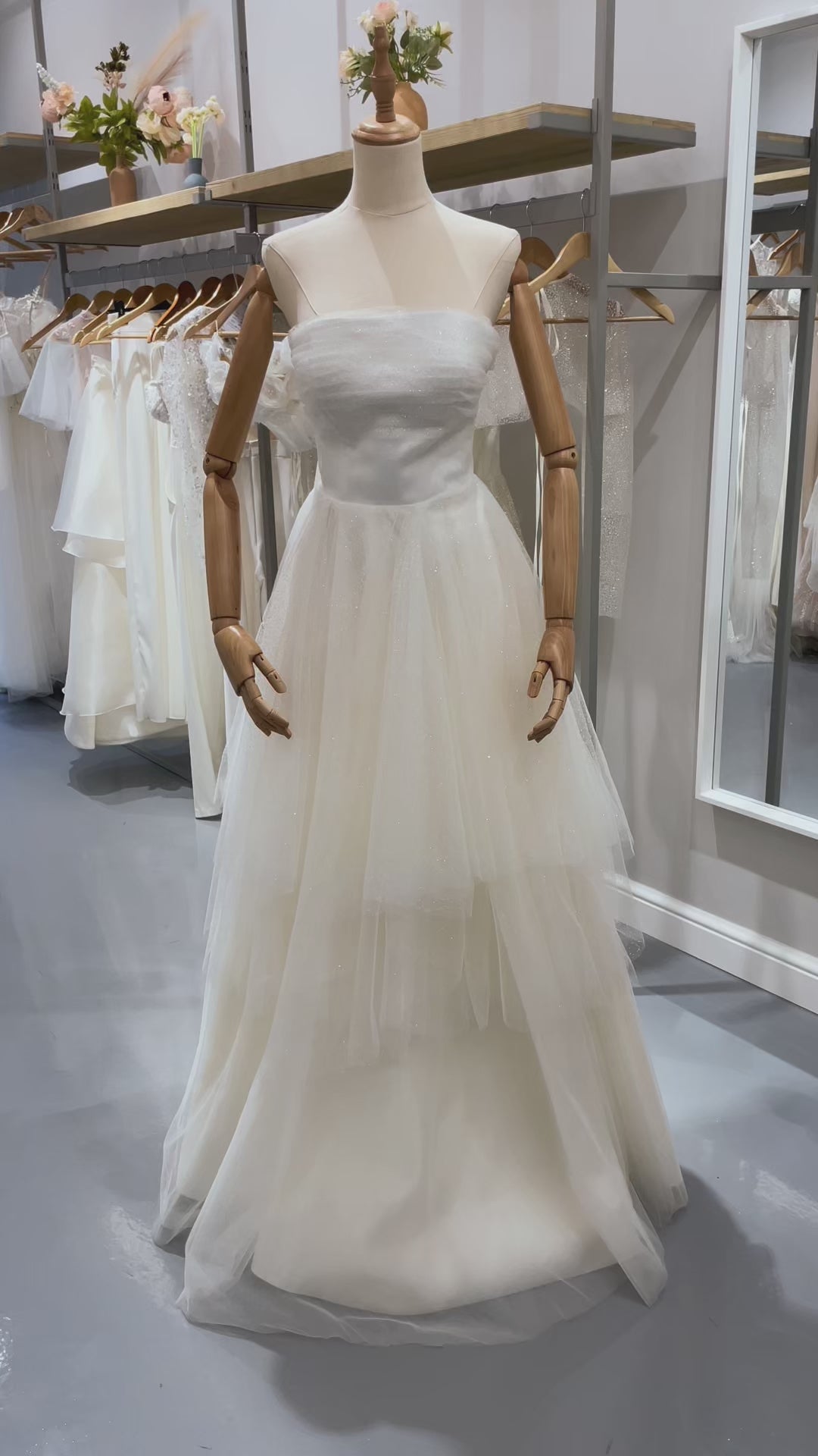 Бяла официална рокля, която е сигурен избор за перфектната булчинска рокля.