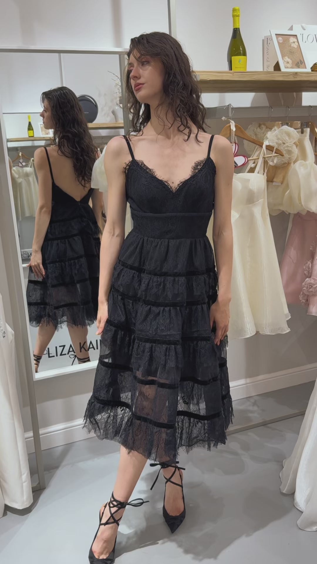 Черна официална рокля, иделна за абитуриентска рокля за по-смелите дами.