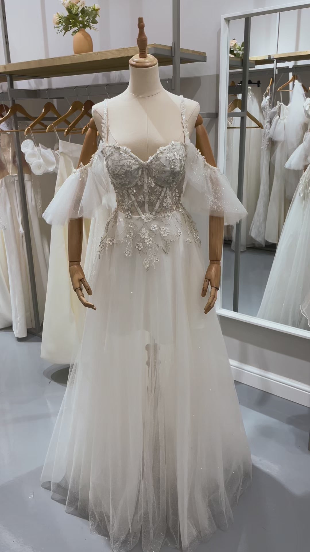 Съвършеният избор за официална рокля за повод, както и за елегантна булчинска рокля.