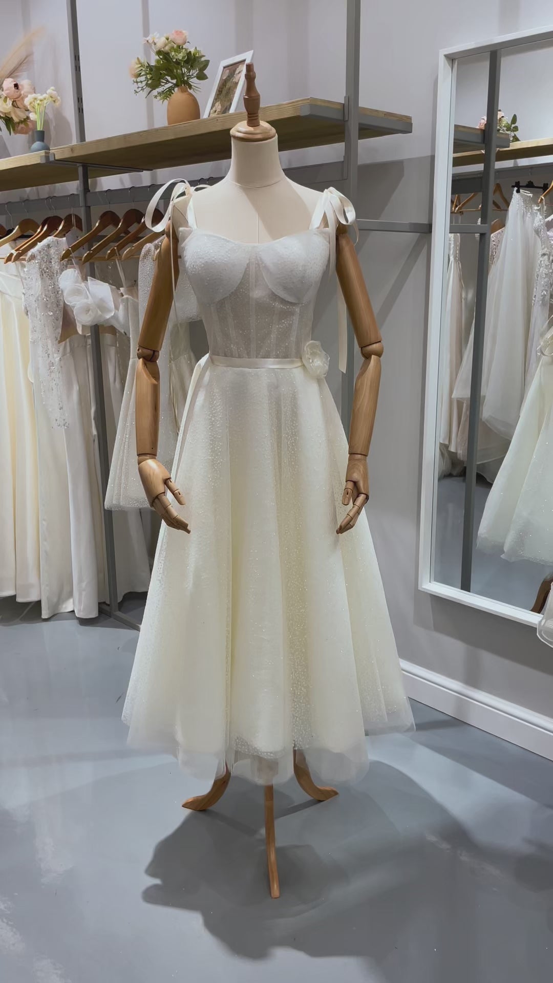 Официална рокля с дължина до глезена, което я прави съвършена нестандартна булчинска рокля.