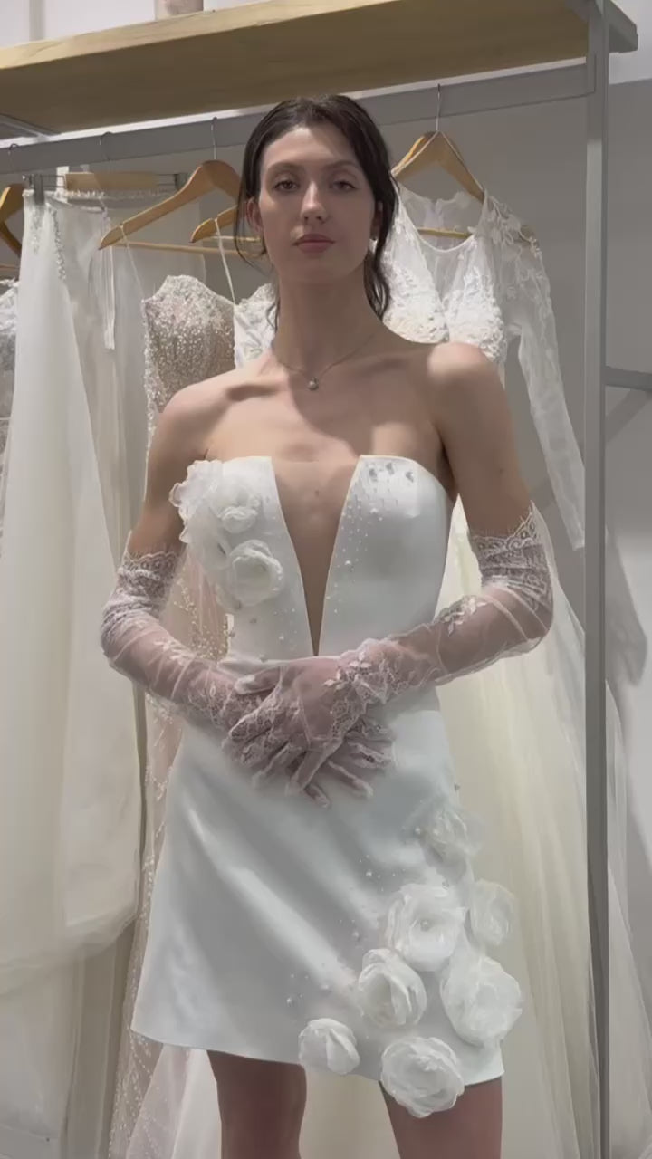 Кокетна официална рокля, подходяща и за нестандартна къса булчинска рокля.