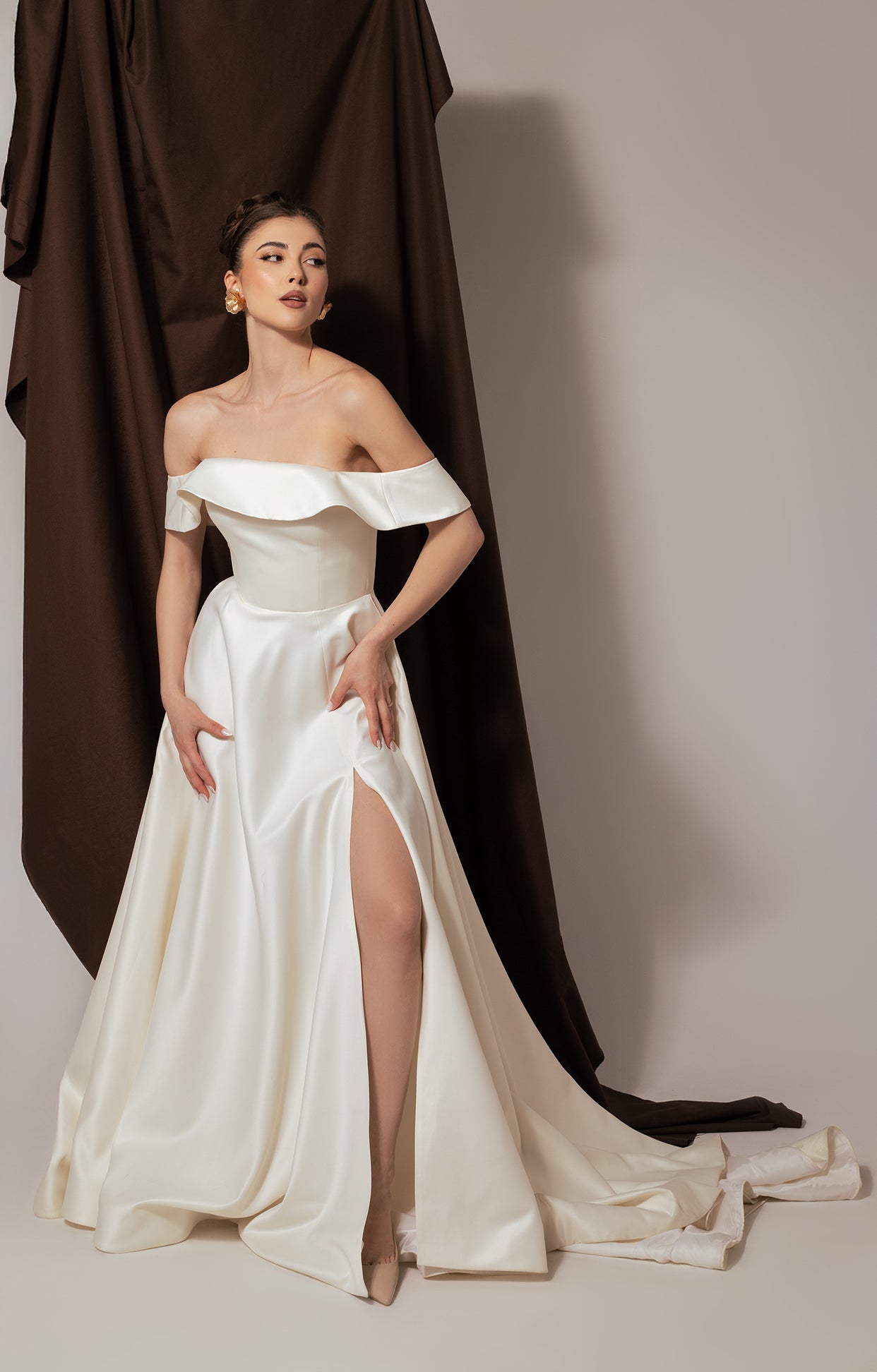 Елегантна официална рокля, идеална за модерна булчинска рокля.