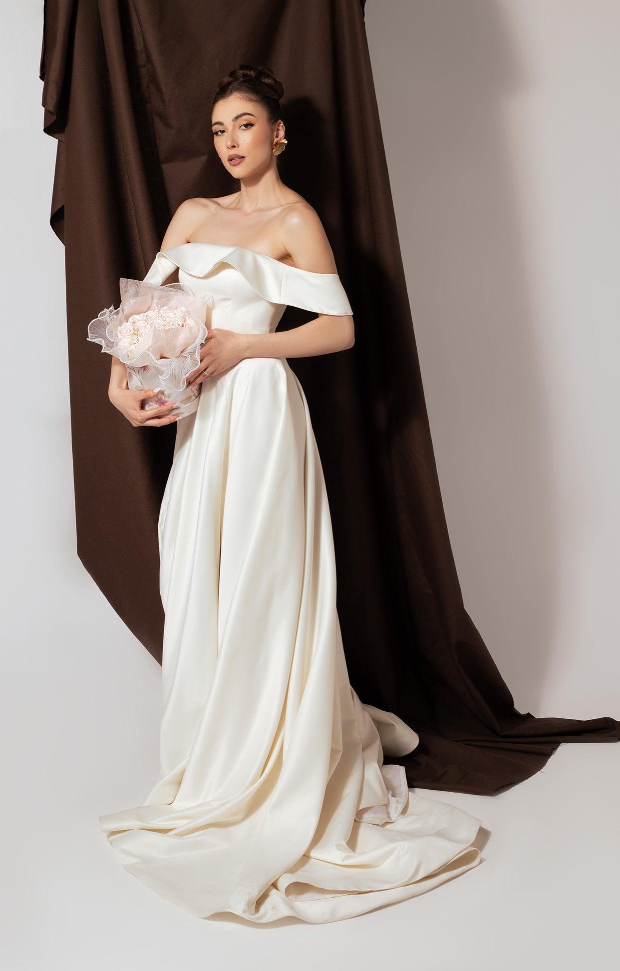 Изчистена булчинска рокля, подходяща и за официална рокля за важно събитие.