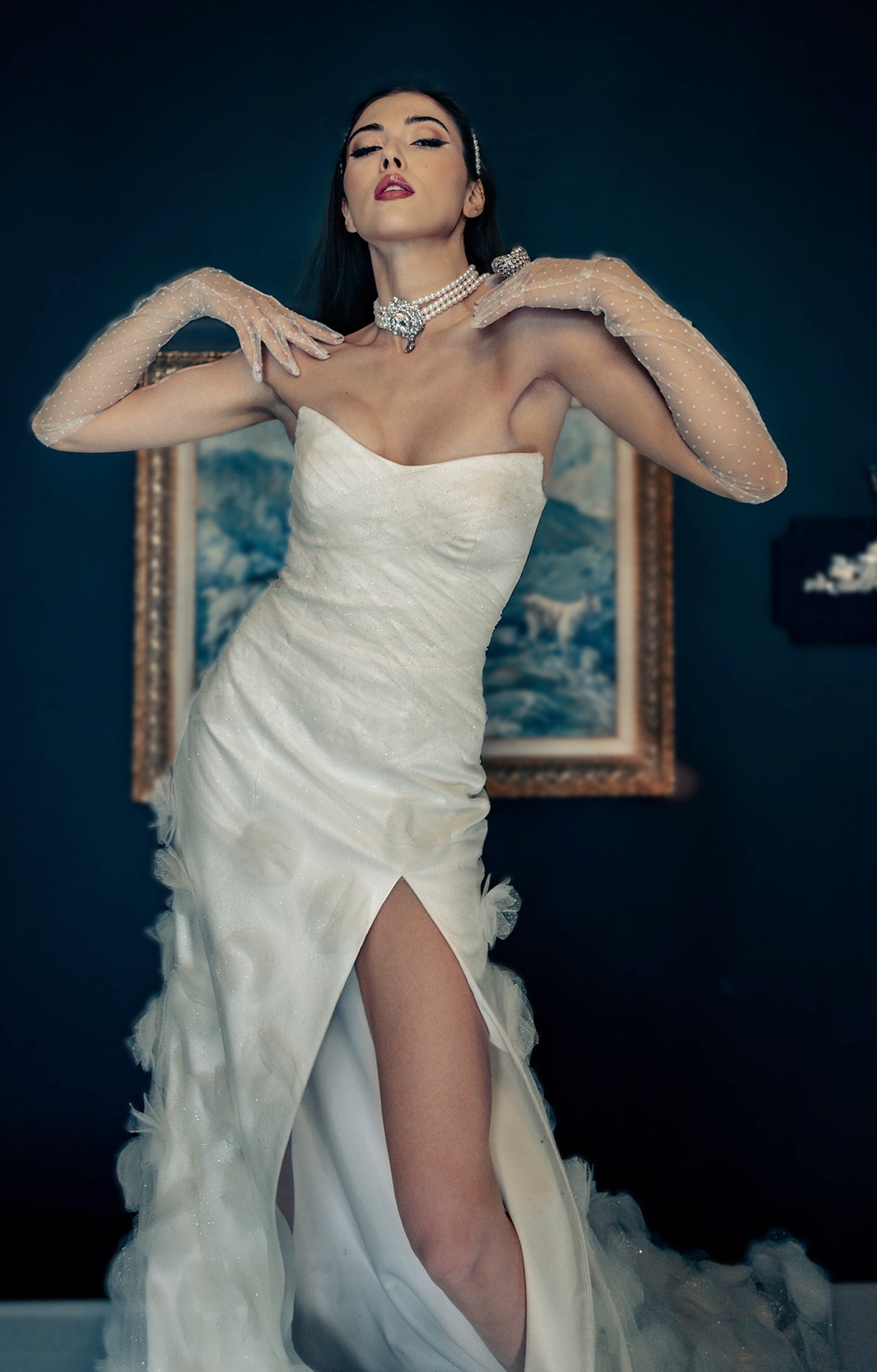 Впечатяваща булчинска рокля, съчетаваща стилистиката на официална рокля.