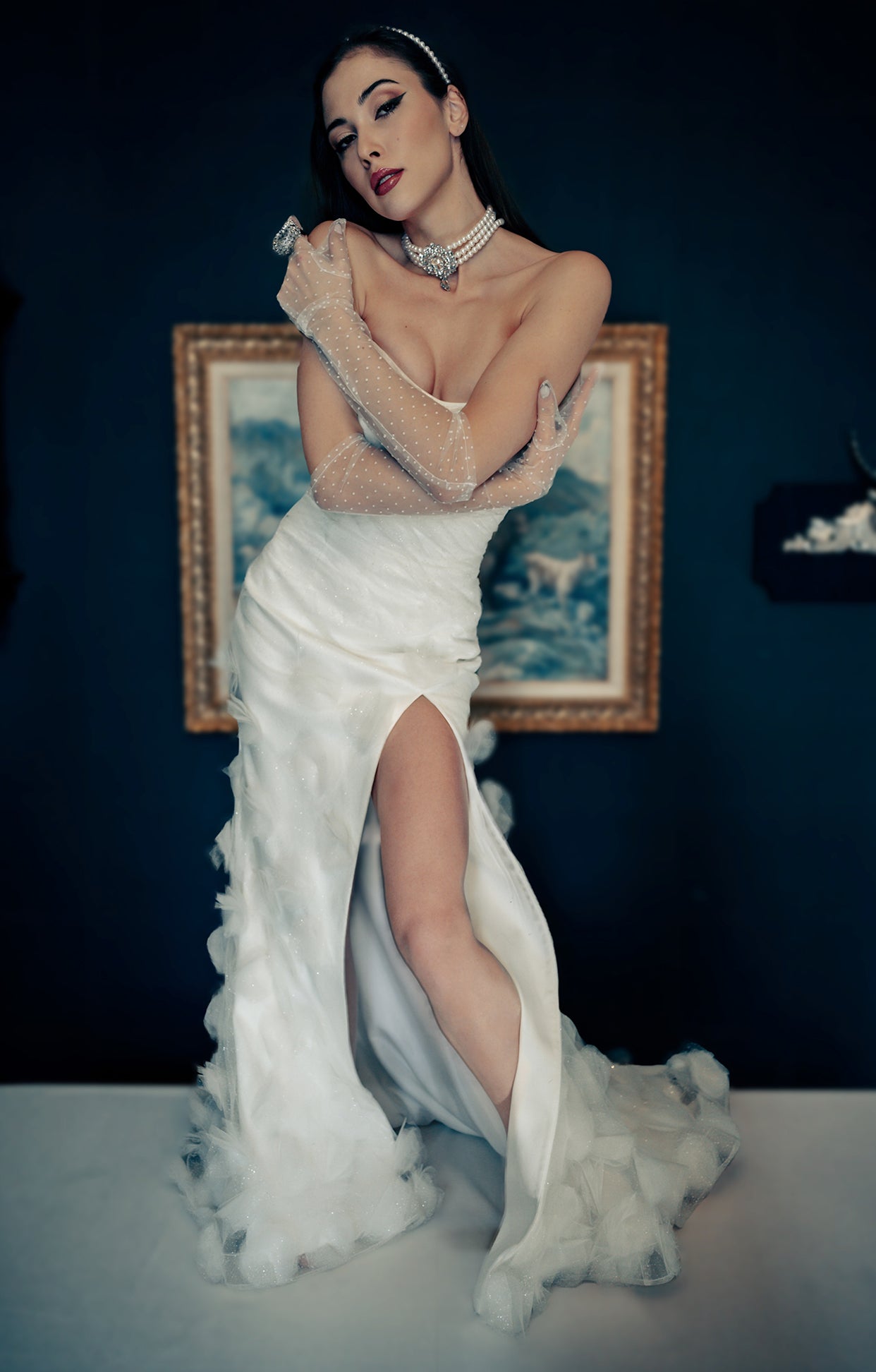 Модерна официална рокля в духа на тържествена булчинска рокля.