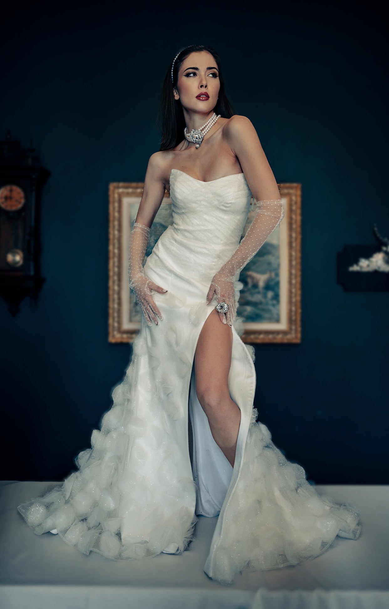 Официална рокля тип булчинска рокля с изискан силует.