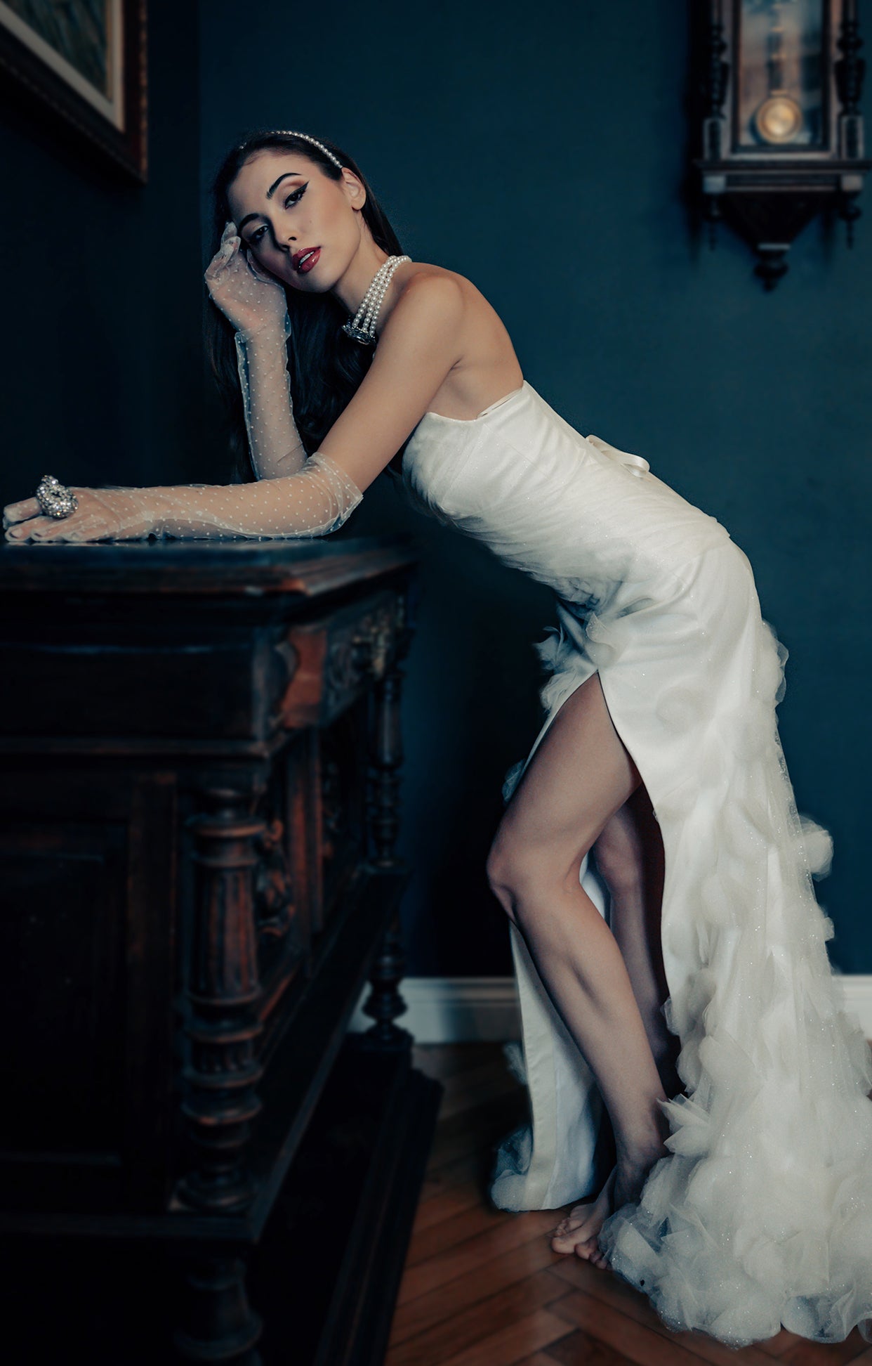 Съвременна официална рокля с елементи на класическа булчинска рокля.