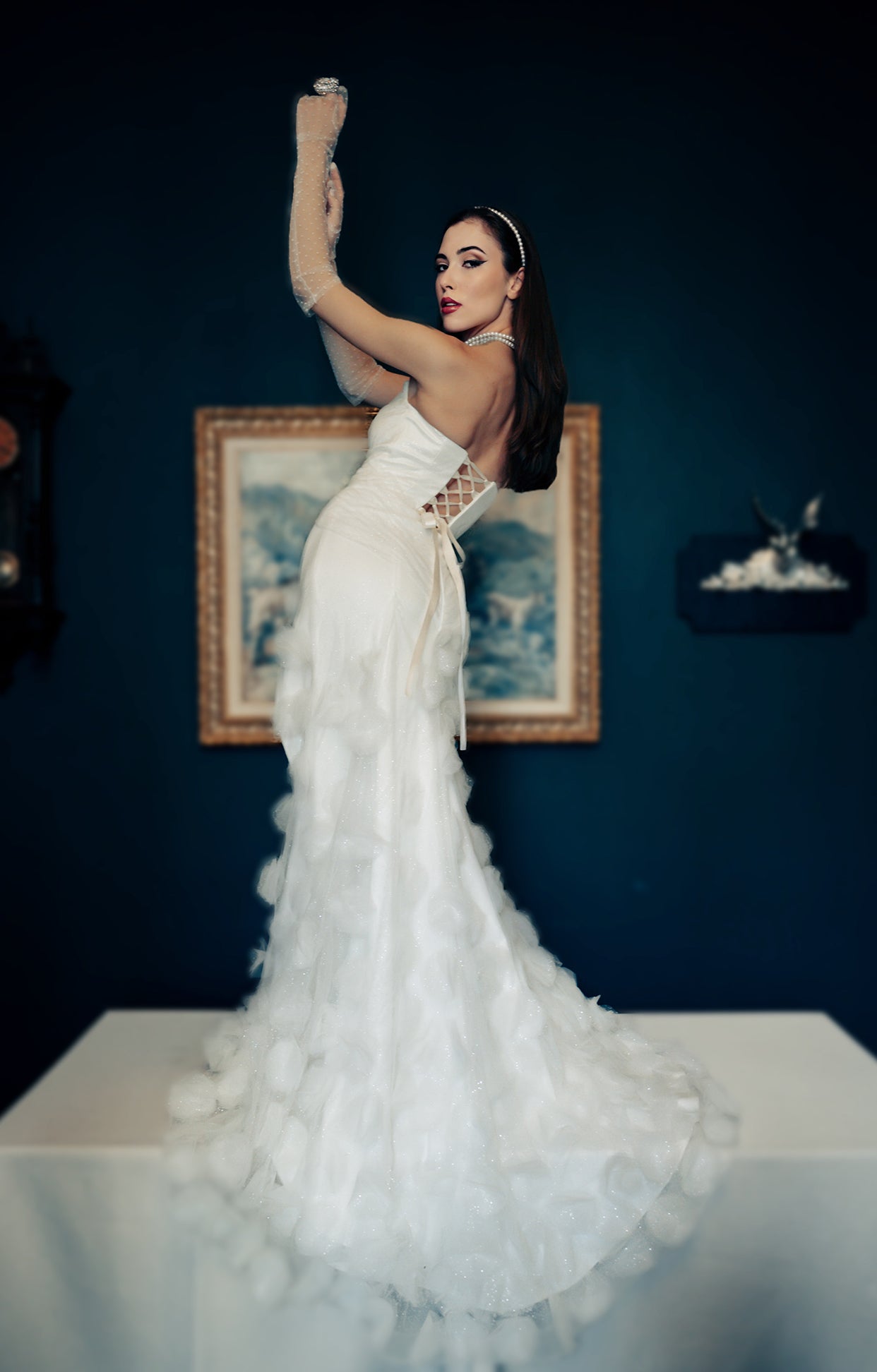 Булчинска рокля с характер на официална рокля - бляскава и дръзка.