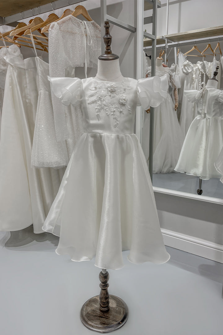 Детска шаферска рокля Amalia. Рокля от бяла органза с апликации от цветя и къси къдрави ръкави.