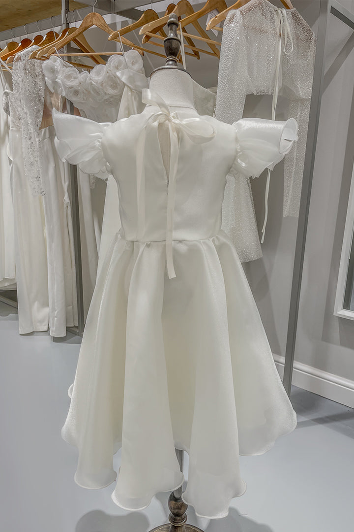 Детска официална рокля Amalia. Шаферска рокля от бяла органза с къси къдрави ръкави. Панделка на гърба.