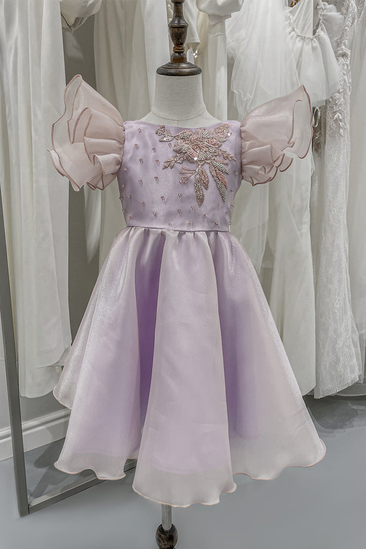 Детска шаферска рокля Elysia. Детска официална рокля от светлолилава органза с къси къдрави ръкави и апликации от флорална дантела и камъчета.