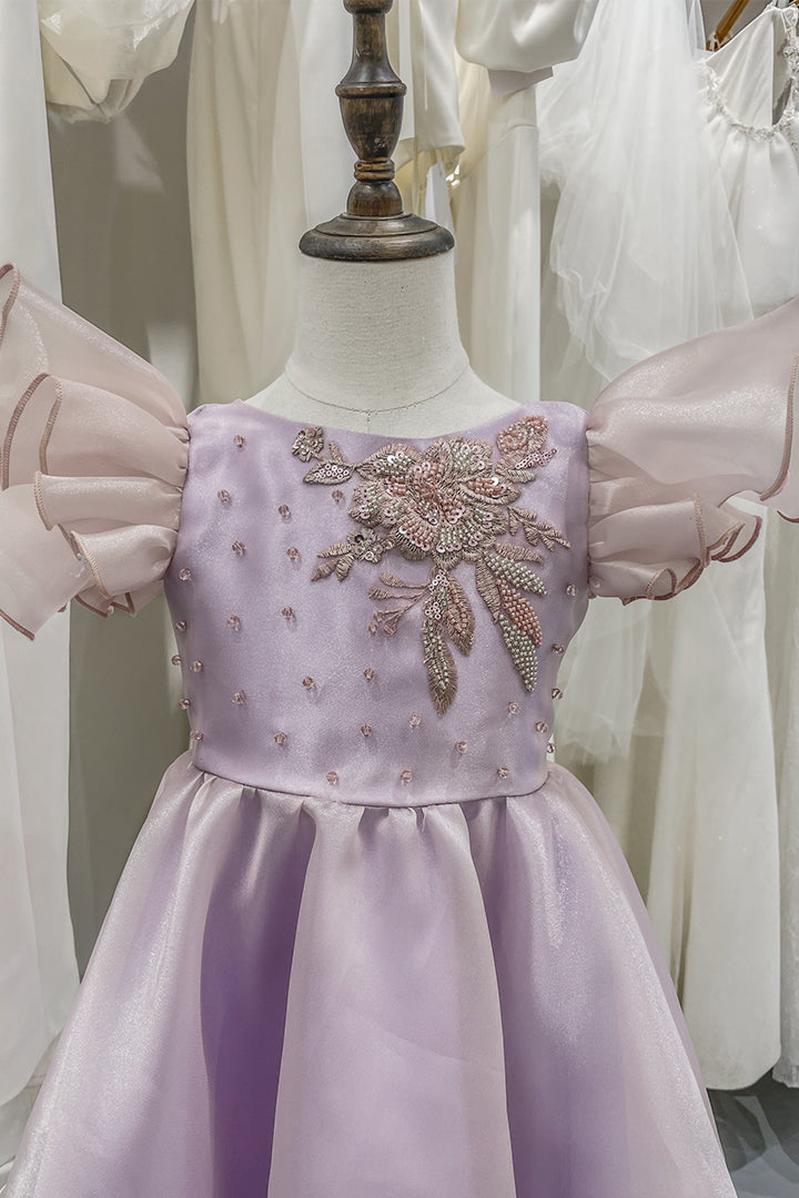 Детска шаферска рокля Elysia. Детска официална рокля от светлолилава органза с къси къдрави ръкави и апликации от флорална дантела и камъчета.