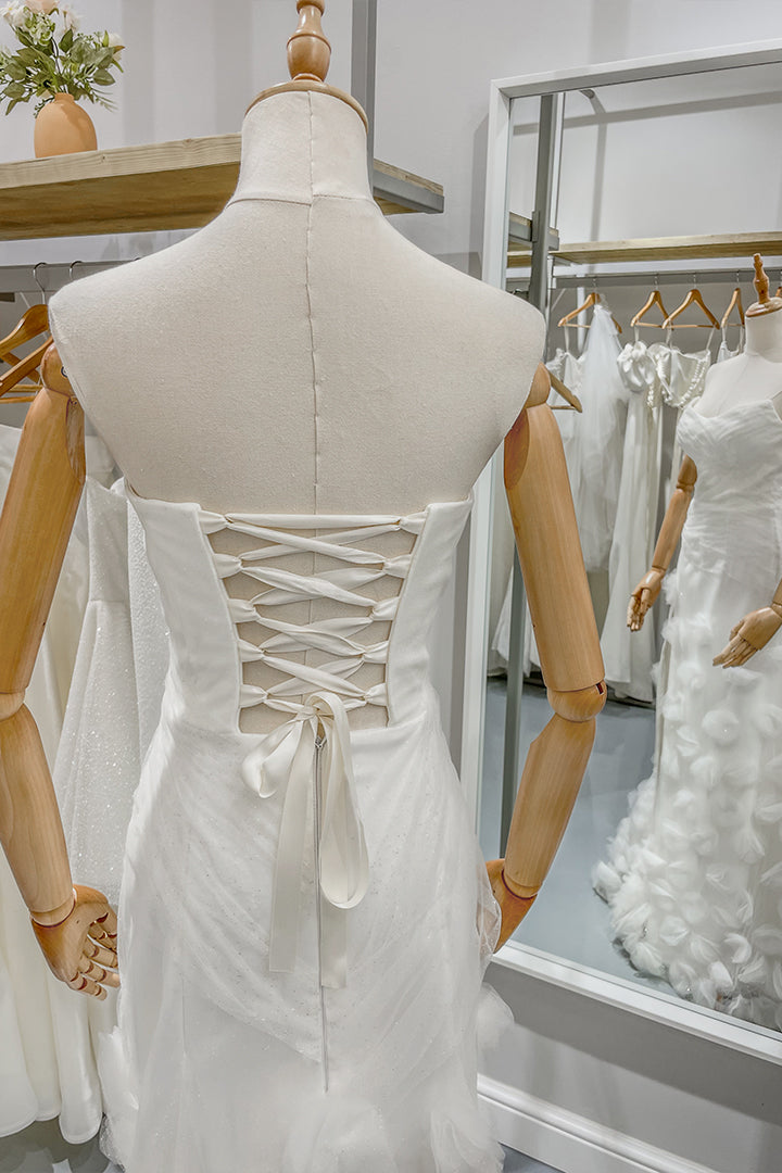 Дълга булчинска рокля Floressa LIZA KAIN София. Бяла официална рокля с корсет с драперия и връзки. Силует русалка с апликации.