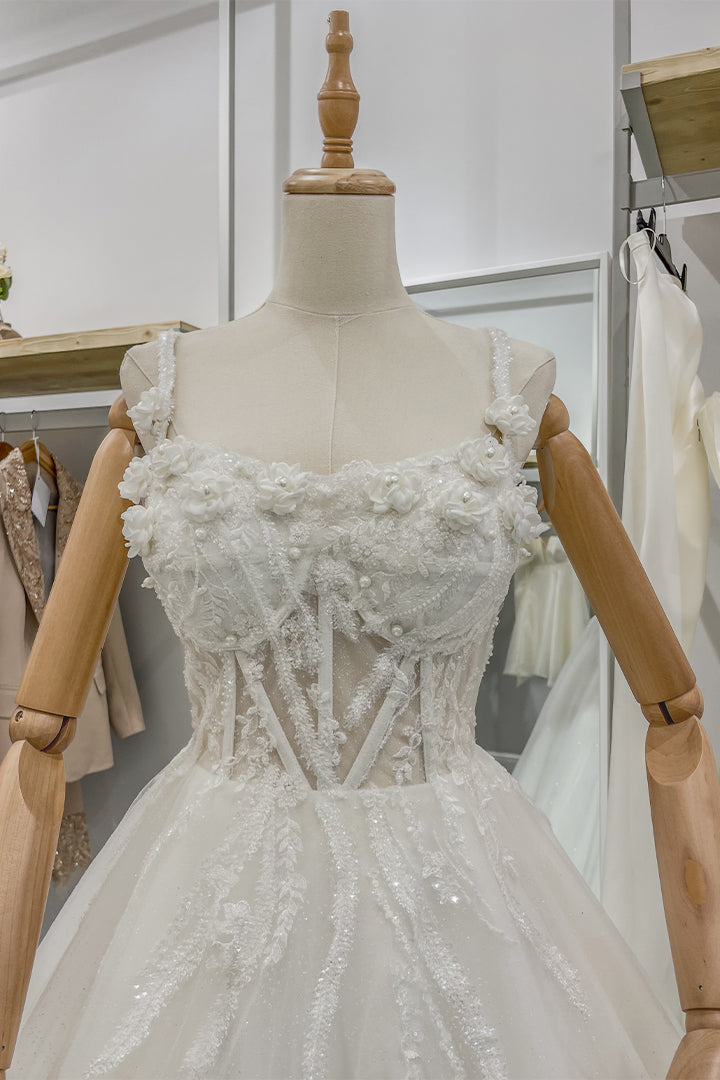 Дълга булчинска рокля Celestia LIZA KAIN София. Официална бяла рокля. Многопластов корсет с чашки и презрамки с полупрозрачна основа и апликации от цветя, перли и дантела. Обемна пола от тюл. 