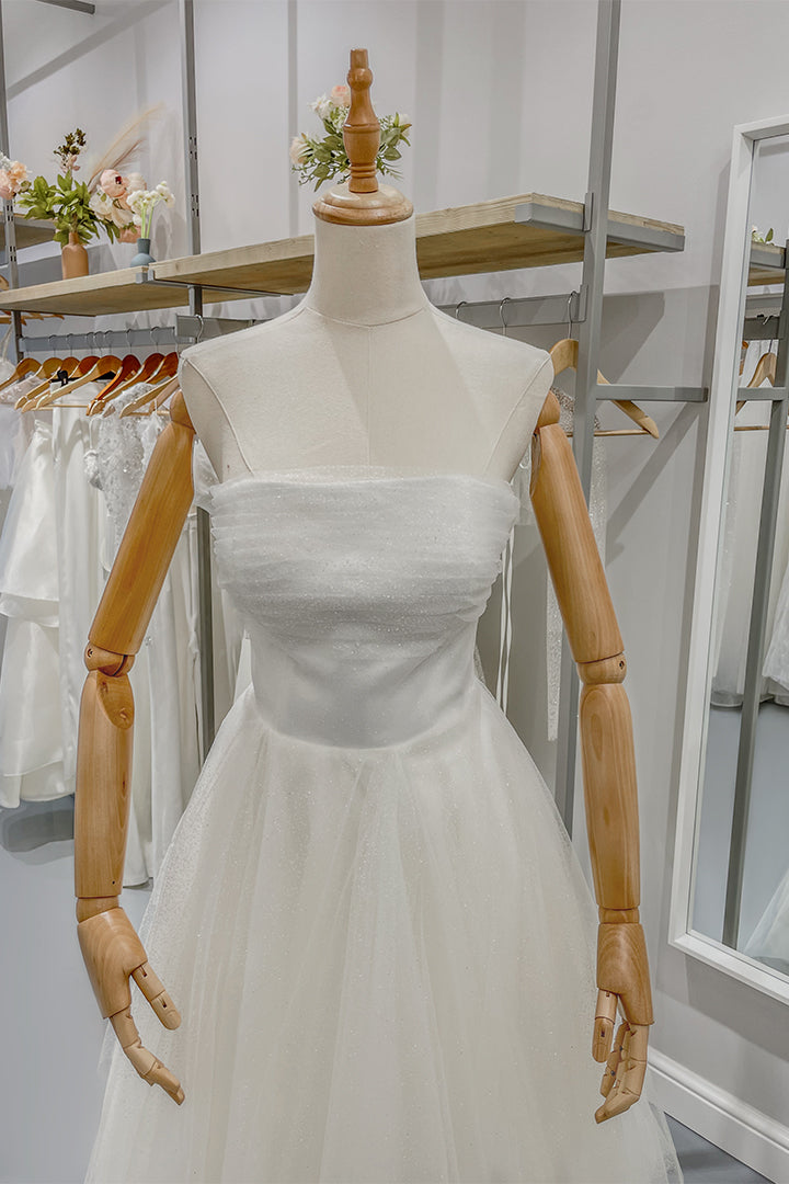 Дълга булчинска рокля Nerissa LIZA KAIN София. Бяла официална рокля от тюл. Право деколте с лека драперия от тюл. Обемна пола.