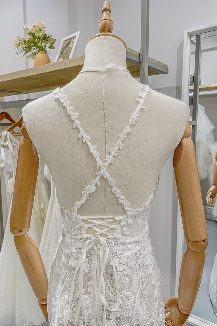 Дълга булчинска рокля русалка Elara LIZA KAIN София. Бяла дантелена официална рокля. V-образно деколте с кръстосани презрамки. Гол гръб с връзки на талията.