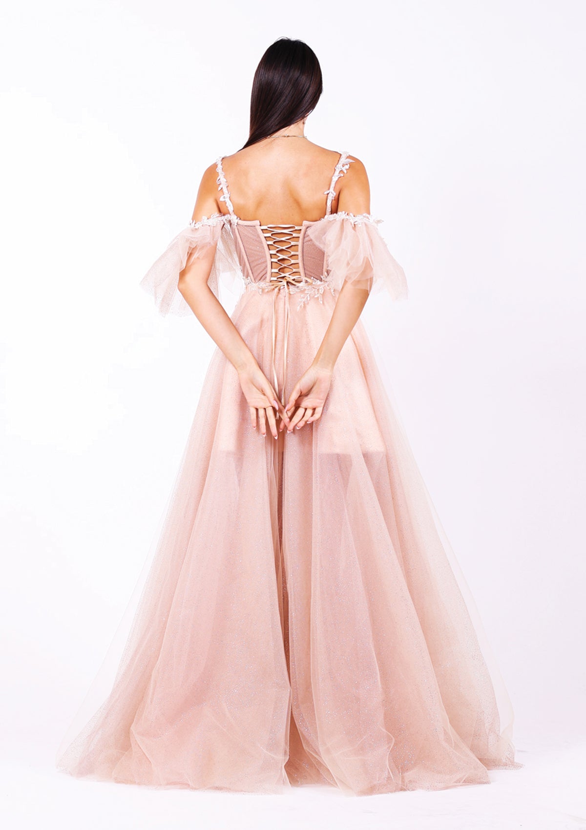 Официална абитуриентска рокля с обемна тюлена пола, дантела с цветя по цялата горна част и блестящи паднали ръкави.