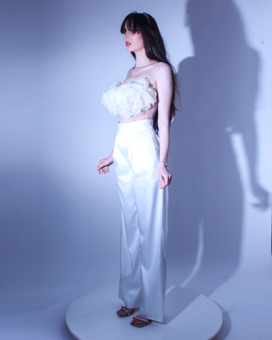 Официален панталон Charlotte LIZA KAIN София. Бял широк сатенен панталон.