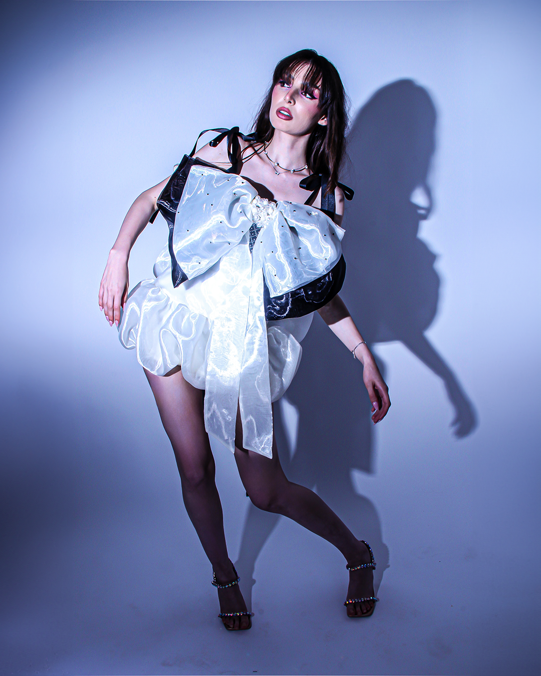 Панделка за официална рокля и абитуриентска рокля Althea LIZA KAIN София. Голяма панделка от черна и бяла органза с апликации от камъни и перли.