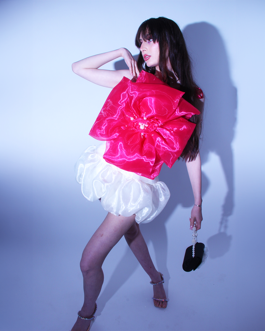 Oфициална къса рокля Aphia LIZA KAIN София. Мини рокля от бяла и яркорозова органза. Розов корсет с равно деколте и апликация от голяма панделка. Бяла пола тип балон от органза.