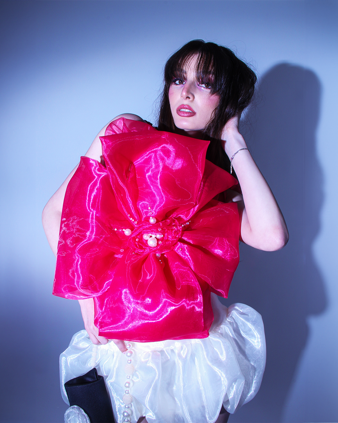 Oфициална къса рокля Aphia LIZA KAIN София. Мини рокля от бяла и яркорозова органза. Розов корсет с равно деколте и апликация от голямо цвете от органза с перли по средата. Бяла пола тип балон от органза.