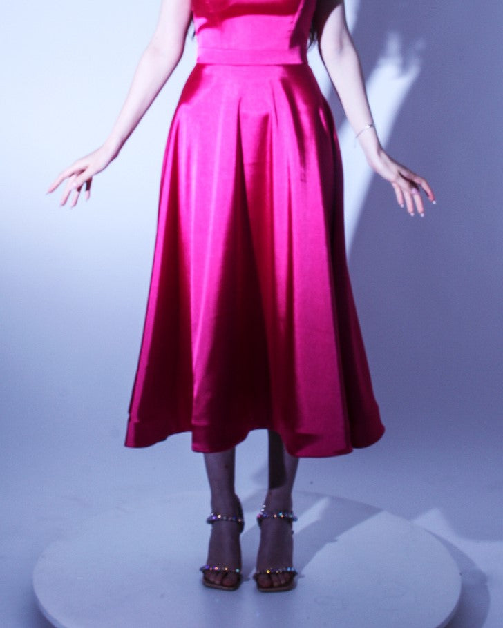 Официална пола Aurinda LIZA KAIN София. Яркорозова сатенена пола със средна дължина и А-линия.  Свободно падаща пола над глезените.