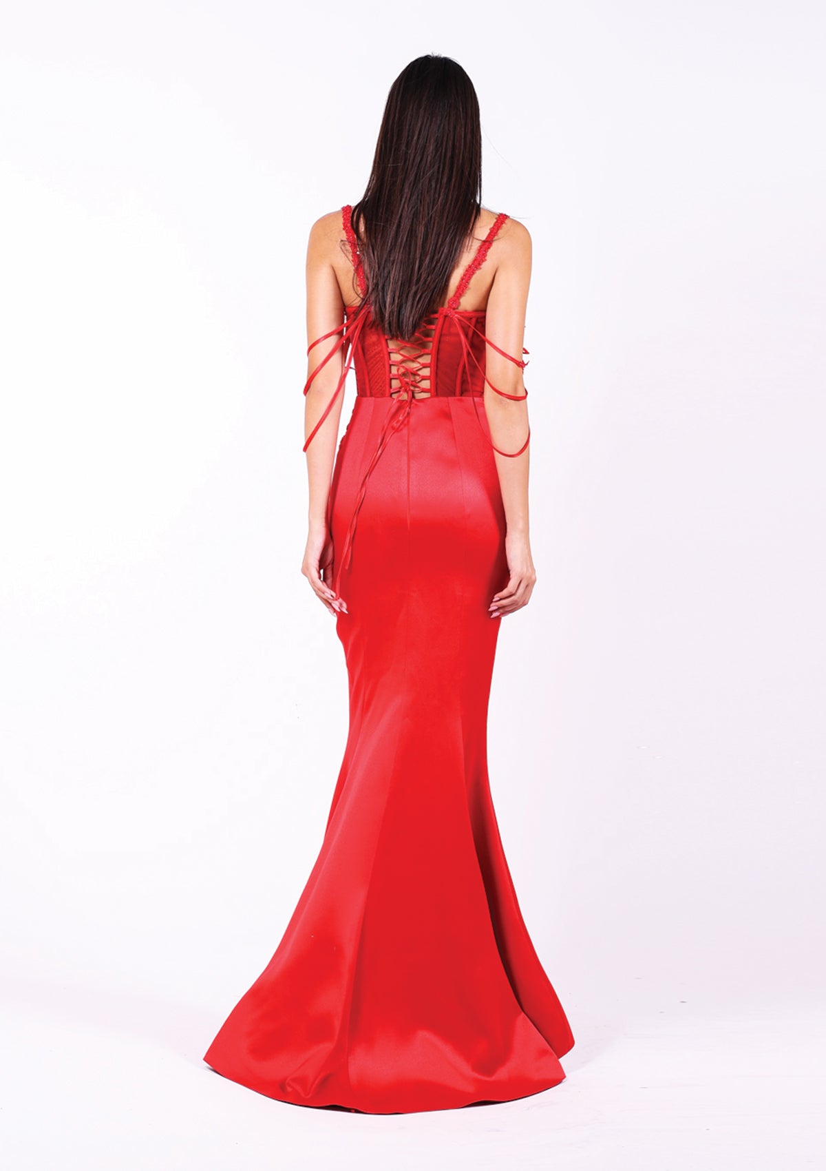 Дълга абитуриентска рокля Carmelian LIZA KAIN София. Официална червена сатенена рокля. Полупрозрачен корсет с множество тънки паднали презрамки и връзки на гърба. Пола със силует русалка и шлейф.