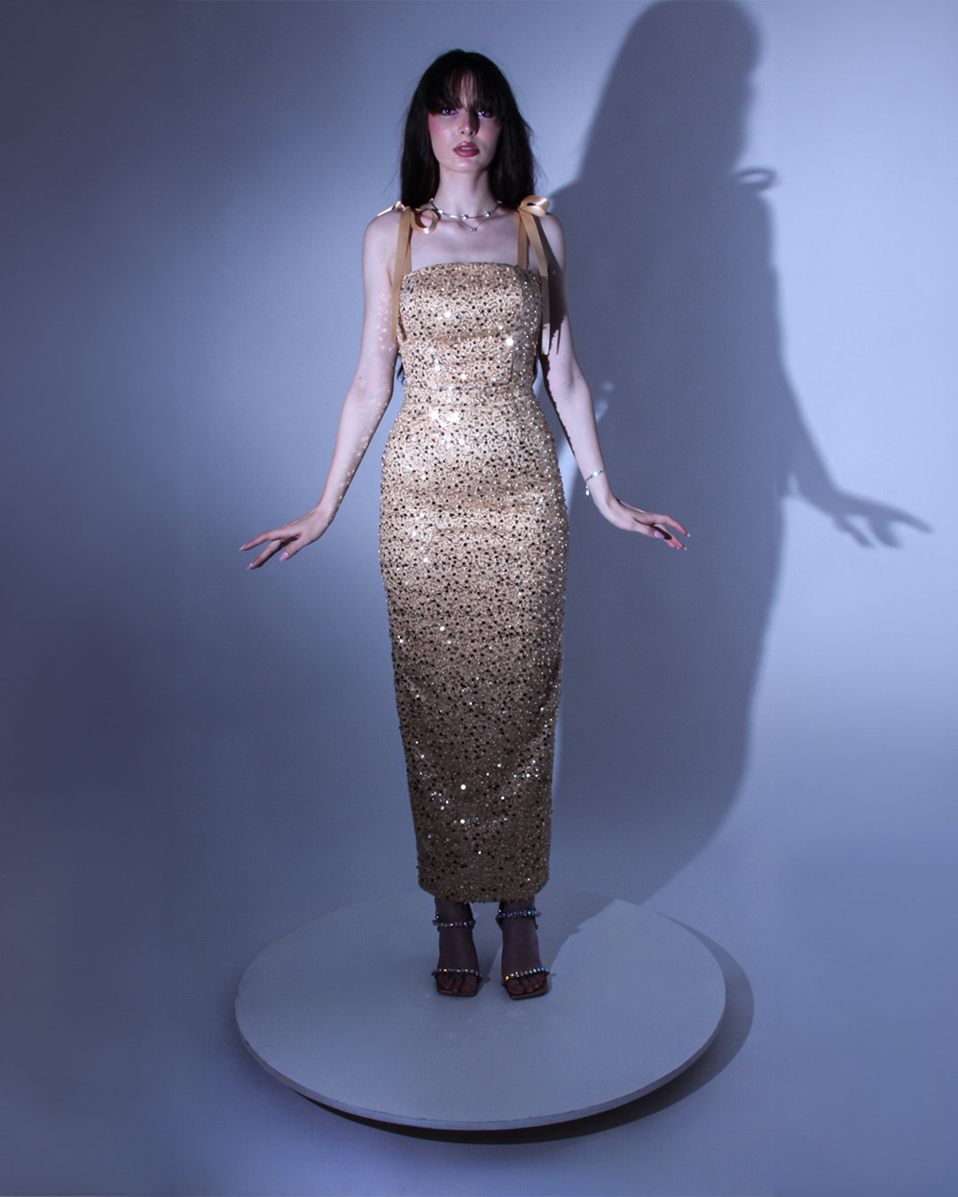 Пола Collete LIZA KAIN София. Официална пола от златист сатен, покрит с фина златиста дантела от пайети и мъниста. Прилепнала кройка до глезена.