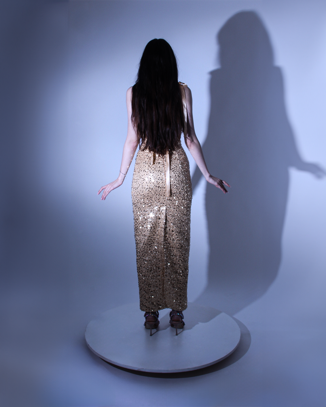 Пола Collete LIZA KAIN София. Официална сатенена пола, покрита с фина златиста дантела от пайети и мъниста. Прилепнала кройка до глезена с шлиц отзад.