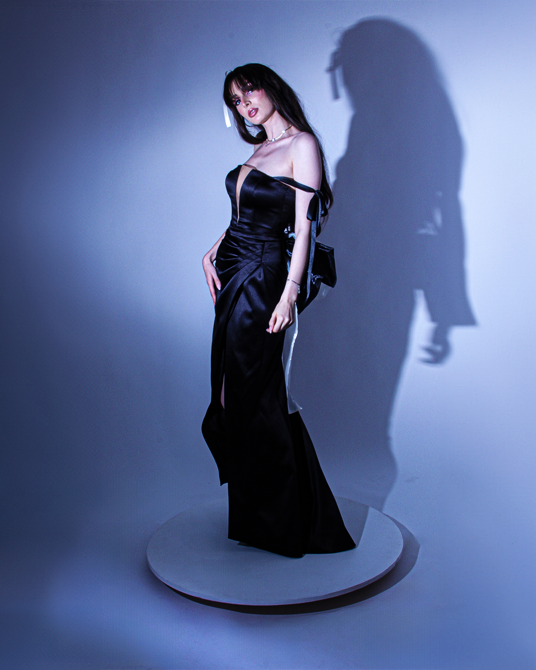 Дълга официална пола Damaris в черно с цепка и леки чупки.