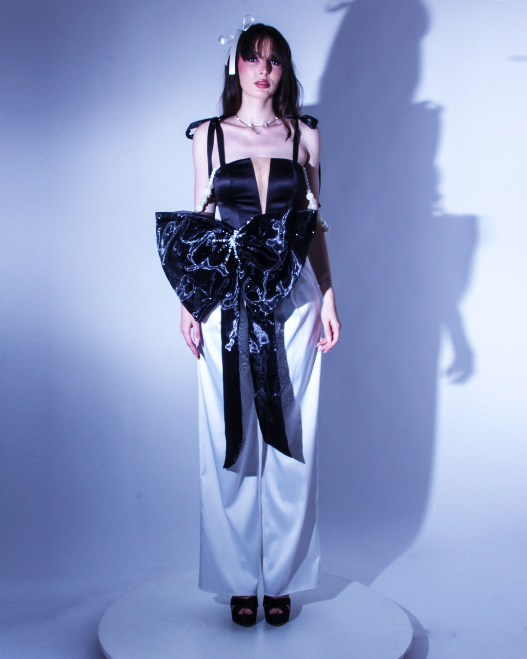 Корсет Damaris LIZA KAIN с V-образно деколте, структурирана форма и регулируеми връзки на гърба.