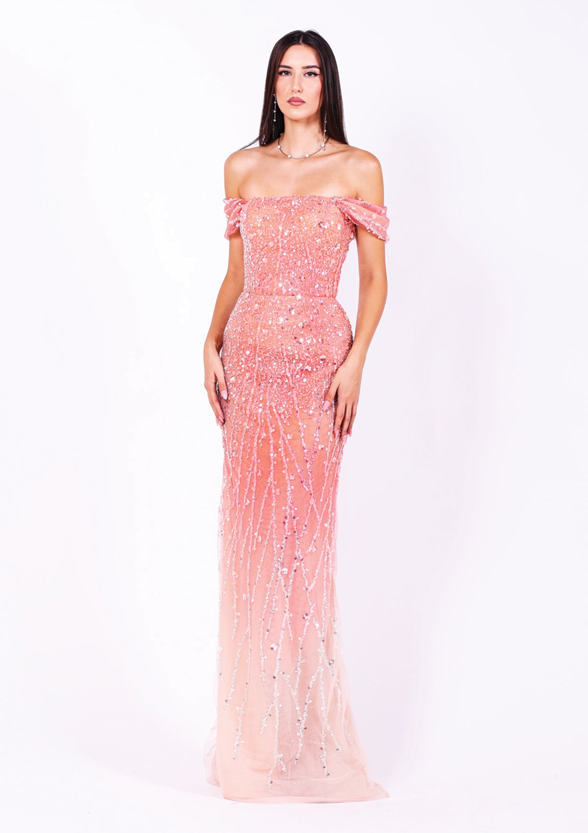 Дълга абитуриентска рокля Dolomite LIZA KAIN София. Официална рокля с ефект омбре от корал до бледорозово, покрита с дантела от камъчета и пайети. Равно деколте с паднали ръкави. Пола тип русалка с преливащ ефект.