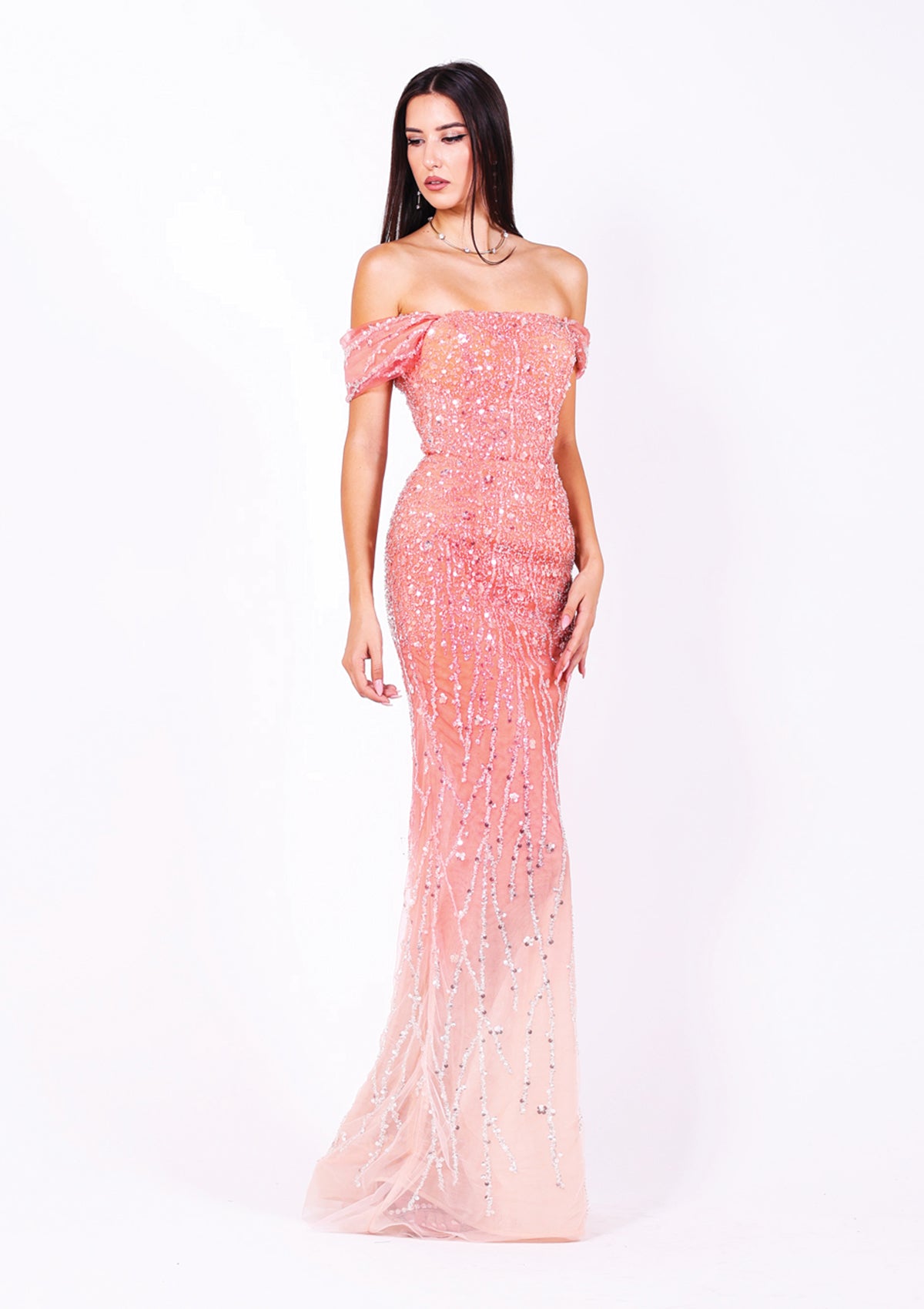 Дълга абитуриентска рокля Dolomite LIZA KAIN София. Официална рокля с ефект омбре от корал до бледорозово, покрита с дантела от камъчета и пайети. Равно деколте с паднали ръкави. Оформяща пола с преливащ ефект.