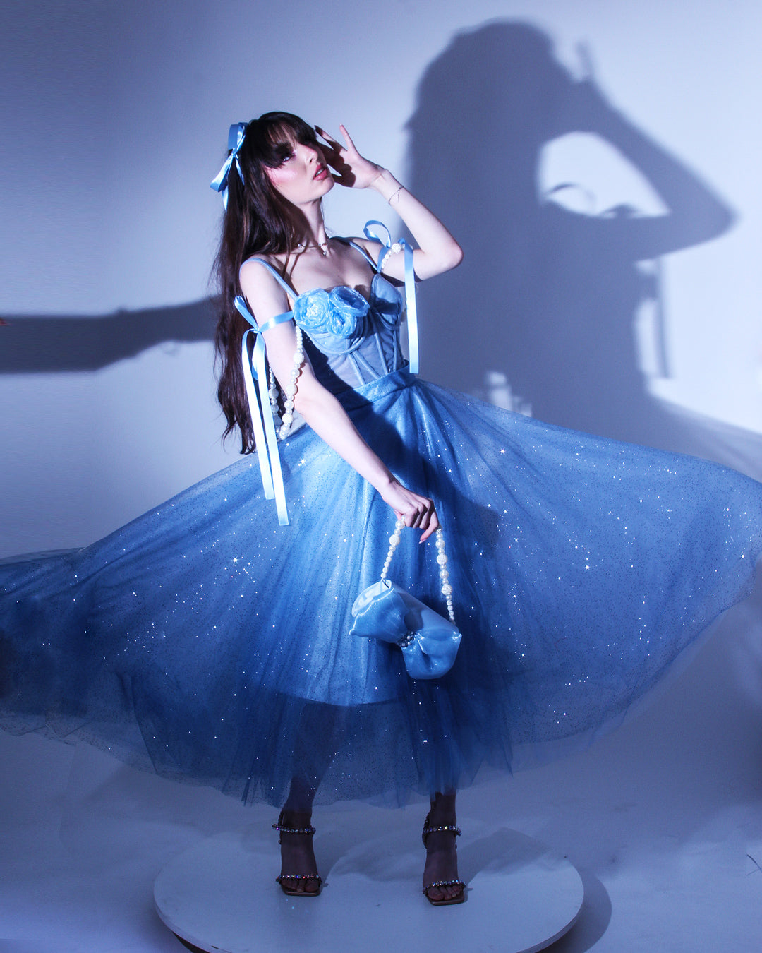 Дълга пола Emmalina LIZA KAIN София. Официална пола от небесносин тюл. Бухнала пола от блестящ тюл с подплата. Дължина до глезена.