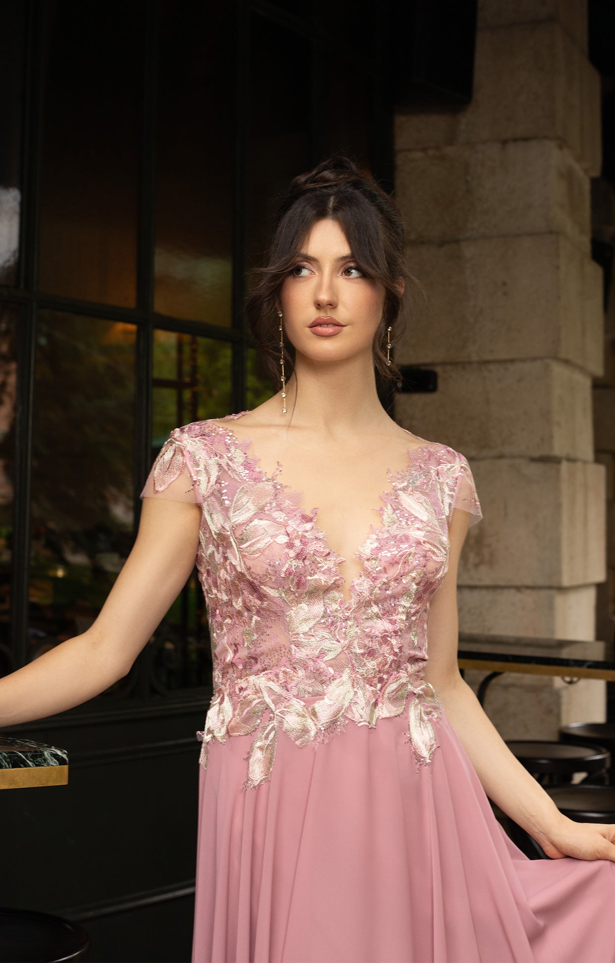 Официална дълга абитуриентска рокля Enira LIZA KAIN София. А-силует от светлорозов шифон. V-образна горна част със светлорозова памучна дантела с флорални мотиви върху прозрачна мрежа с къс ръкав. Свободно падаща пола.