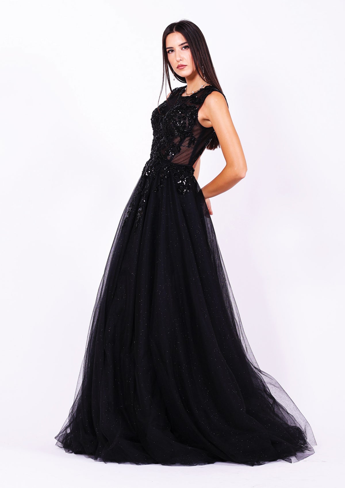 Дълга абитуриентска рокля Fluorite LIZA KAIN София. Официална черна рокля от тюл. Корсет с високо деколте без ръкави. Полупрозрачна основа с блестяща флорална дантела. Апликации по талията. Обемна тюлена пола с къса подплата.