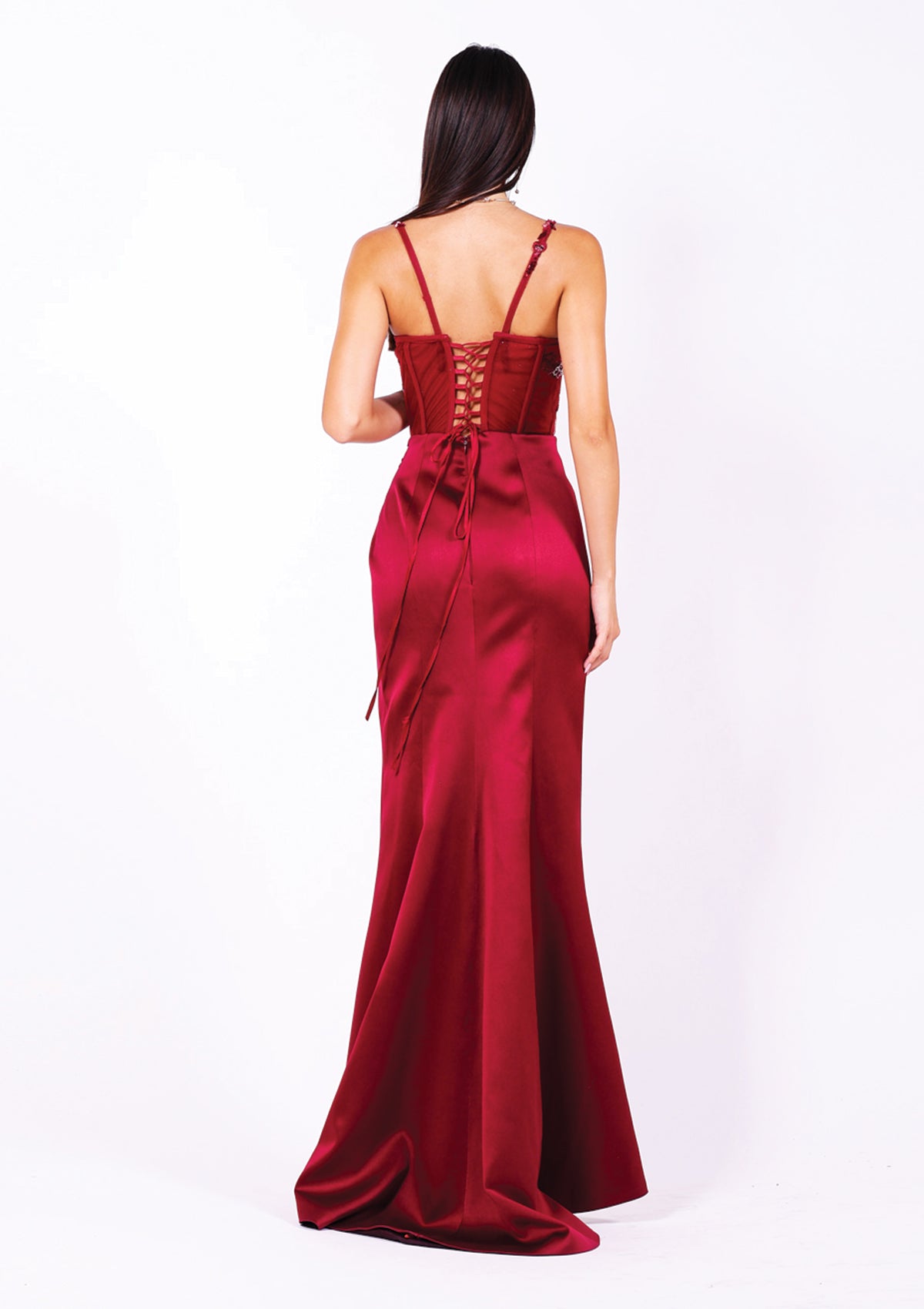 Дълга абитуриентска рокля Garnet LIZA KAIN София. Официална рокля от сатен в цвят бордо със силует русалка. Корсет с тънки презрамки и връзки на гърба. Пола с шлейф.