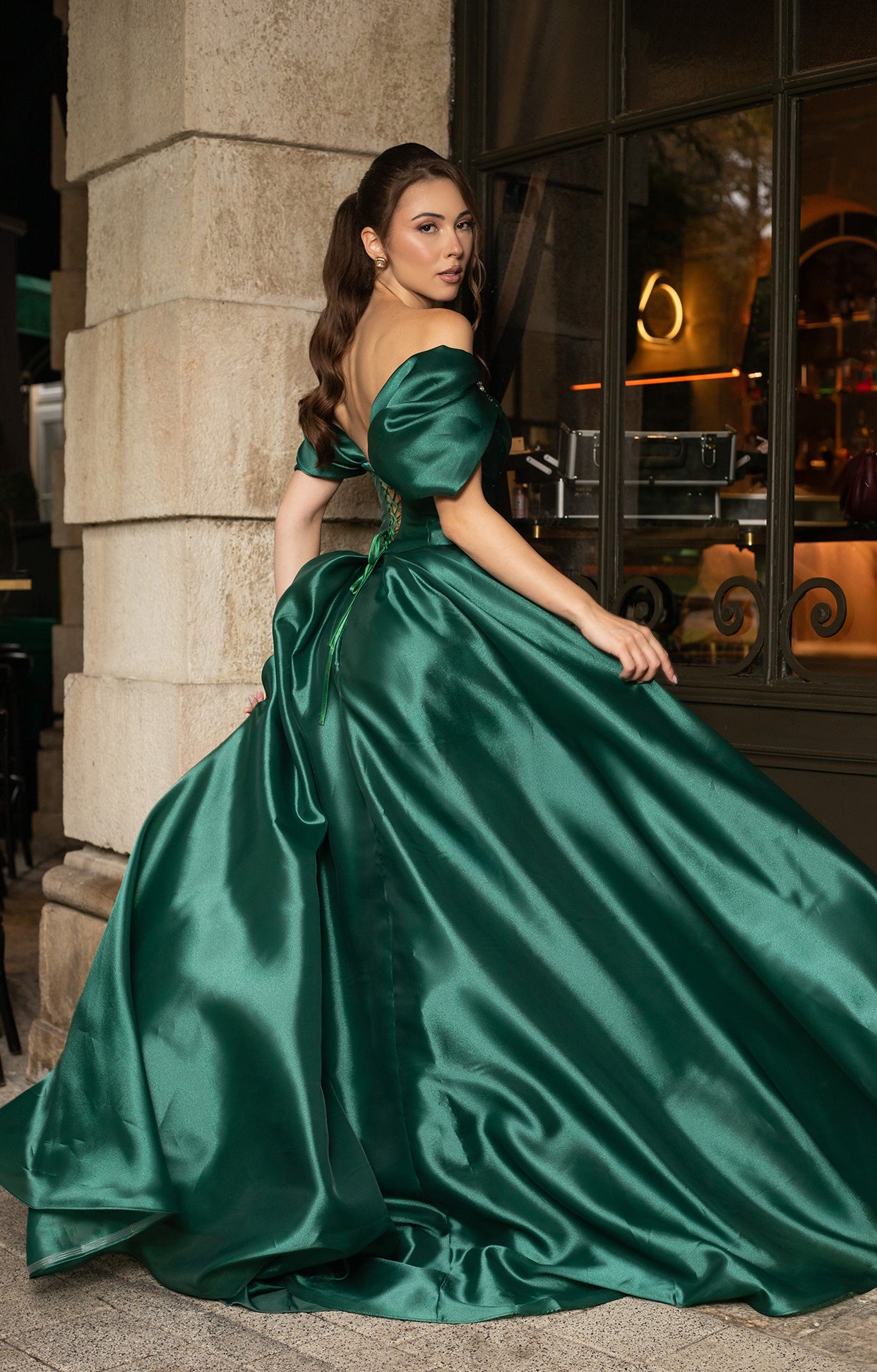 Официална дълга абитуриентска рокля Glimor LIZA KAIN София от зелена органза. Сърцевидно деколте с подвижни паднали ръкави и връзки на гърба. Обемна ефирна кройка.