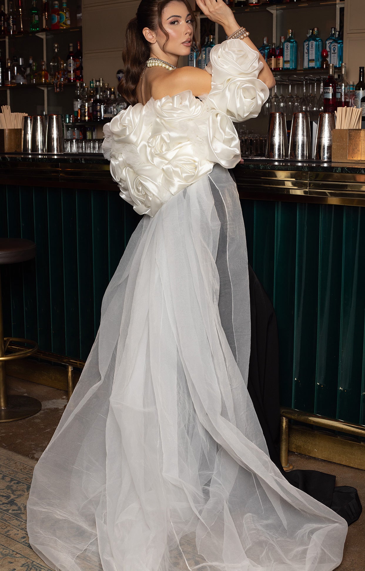 Дълго бяло болеро Granda LIZA KAIN София. Комбинация с официална абитуриентска рокля. Болеро от бял тюл с апликации от рози от бяла органза.