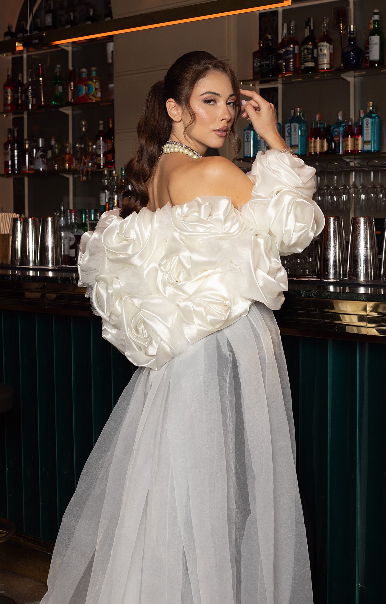 Дълго бяло болеро Granda LIZA KAIN София. Комбинация с официална абитуриентска рокля. Болеро от бял тюл с големи рози от бяла органаза. 