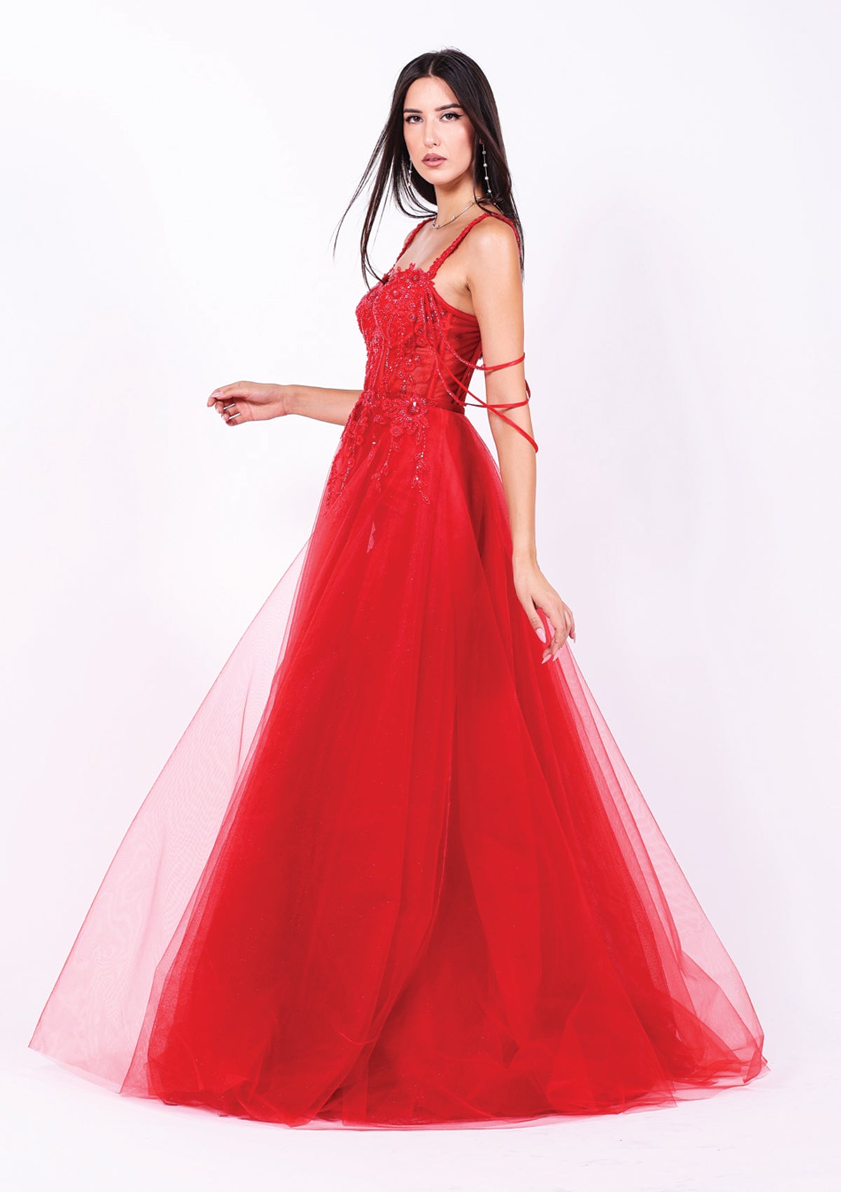 Дълга абитуриентска рокля Hessonite LIZA KAIN София. Официална рокля от яркочервен тюл. Корсет с чашки и множество тънки паднали презрамки, покрит с флорална червена дантела. Обемна тюлена пола.
