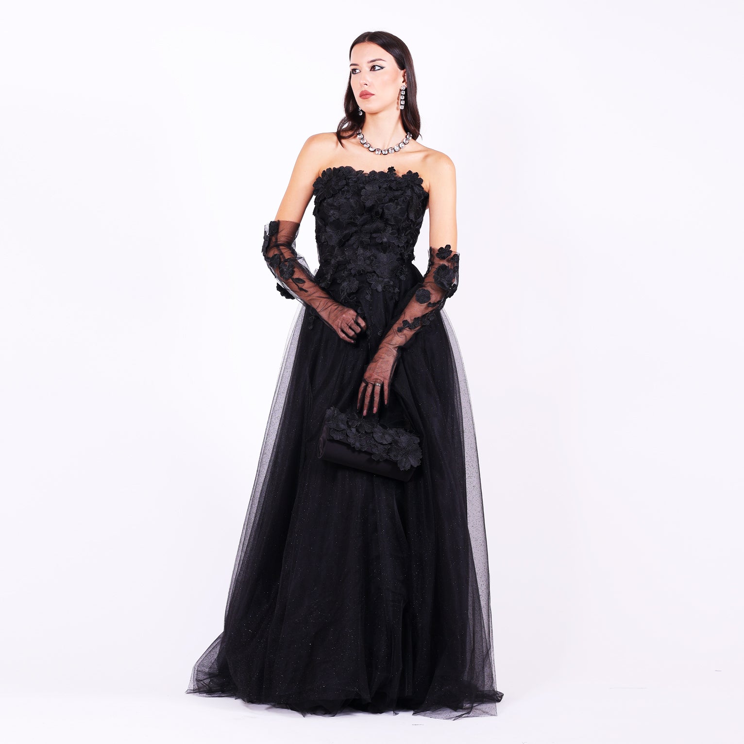 Дълга абитуриентска рокля Gloriosa LIZA KAIN София. Официална рокля от черен тюл. Корсет с равно деколте, покрит с флорална памучна дантела. Обемна тюлена пола. Тюлени ръкавици с цветя.