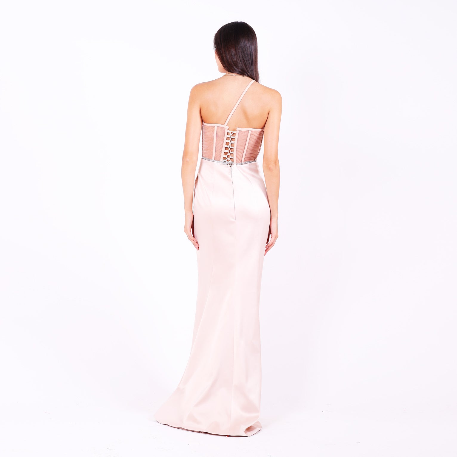 Дълга абитуриентска рокля Freesia LIZA KAIN София. Булчинска рокля от светлорозов сатен. Корсет с една презрамка и прозрачен гърб с връзки. Права сатенена пола по тялото с шлейф.
