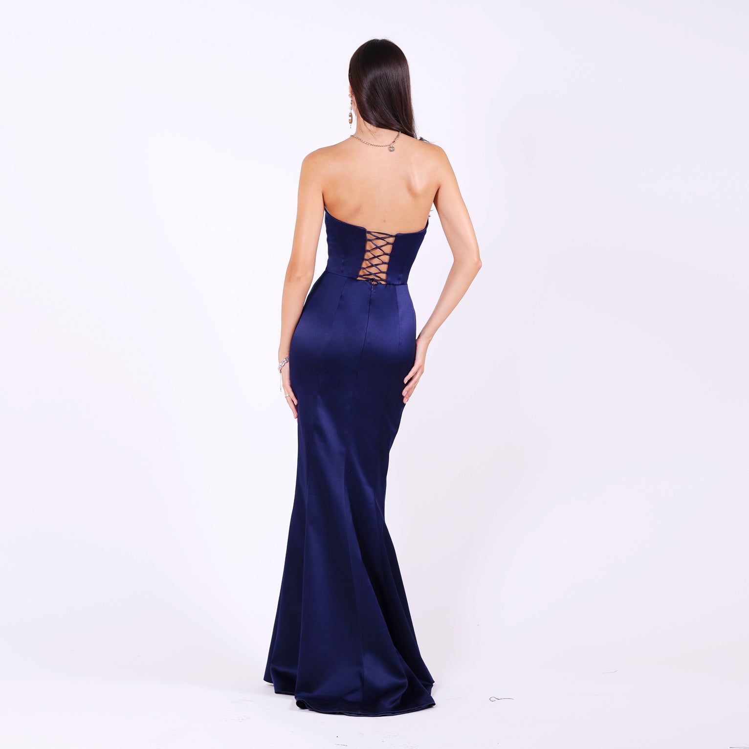 Дълга абитуриентска рокля Mathiola LIZA KAIN София. Официална рокля от тъмносин сатен. Корсет с равно деколте и връзки на гърба. Пола тип русалка с шлейф.