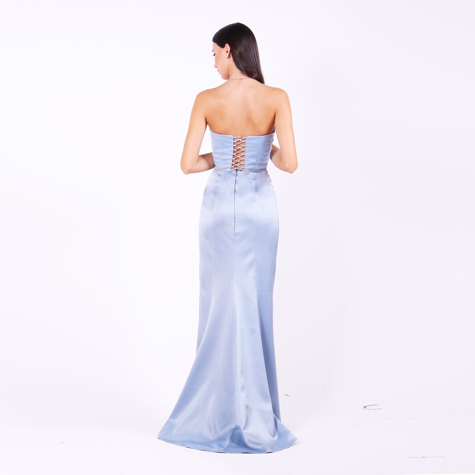 Дълга абитуриентска рокля Lunaria LIZA KAIN София. Официална рокля от светлосин сатен. Корсет с връзки на гърба. Пола тип русалка с шлейф.