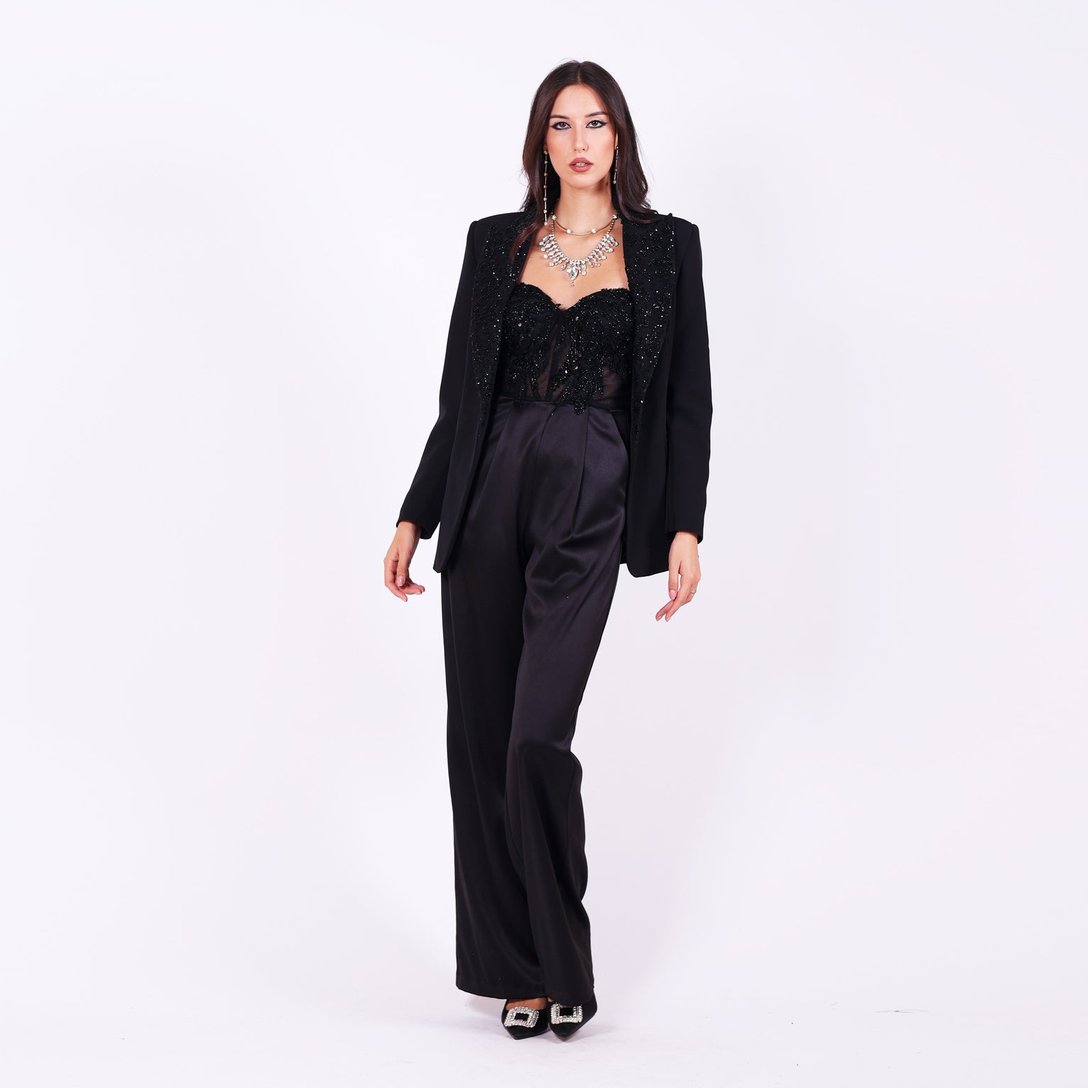 Официално сако Eranthis LIZA KAIN София. Черно матово сако с класическа кройка и ревер с апликации от черна флорална дантела от мъниста и камъчета. Джобове с капаци. Подплънки на раменете.